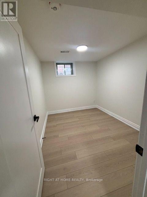 60 ALLISTER AVENUE N - 29