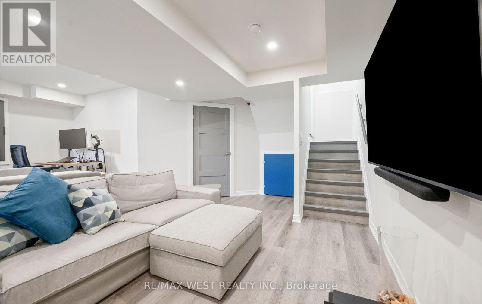 #22 636 EVANS AVENUE - 32