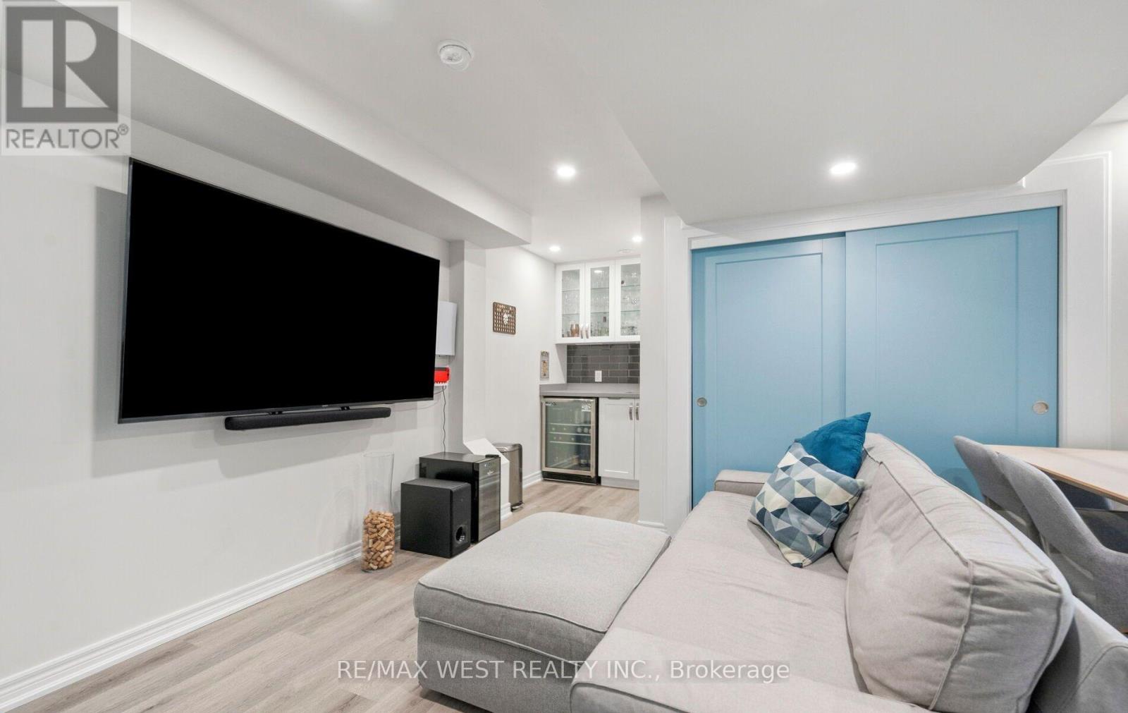 #22 636 EVANS AVENUE - 33