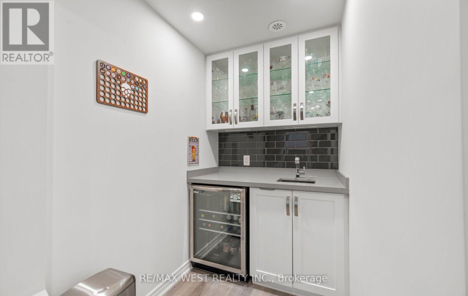 #22 636 EVANS AVENUE - 36