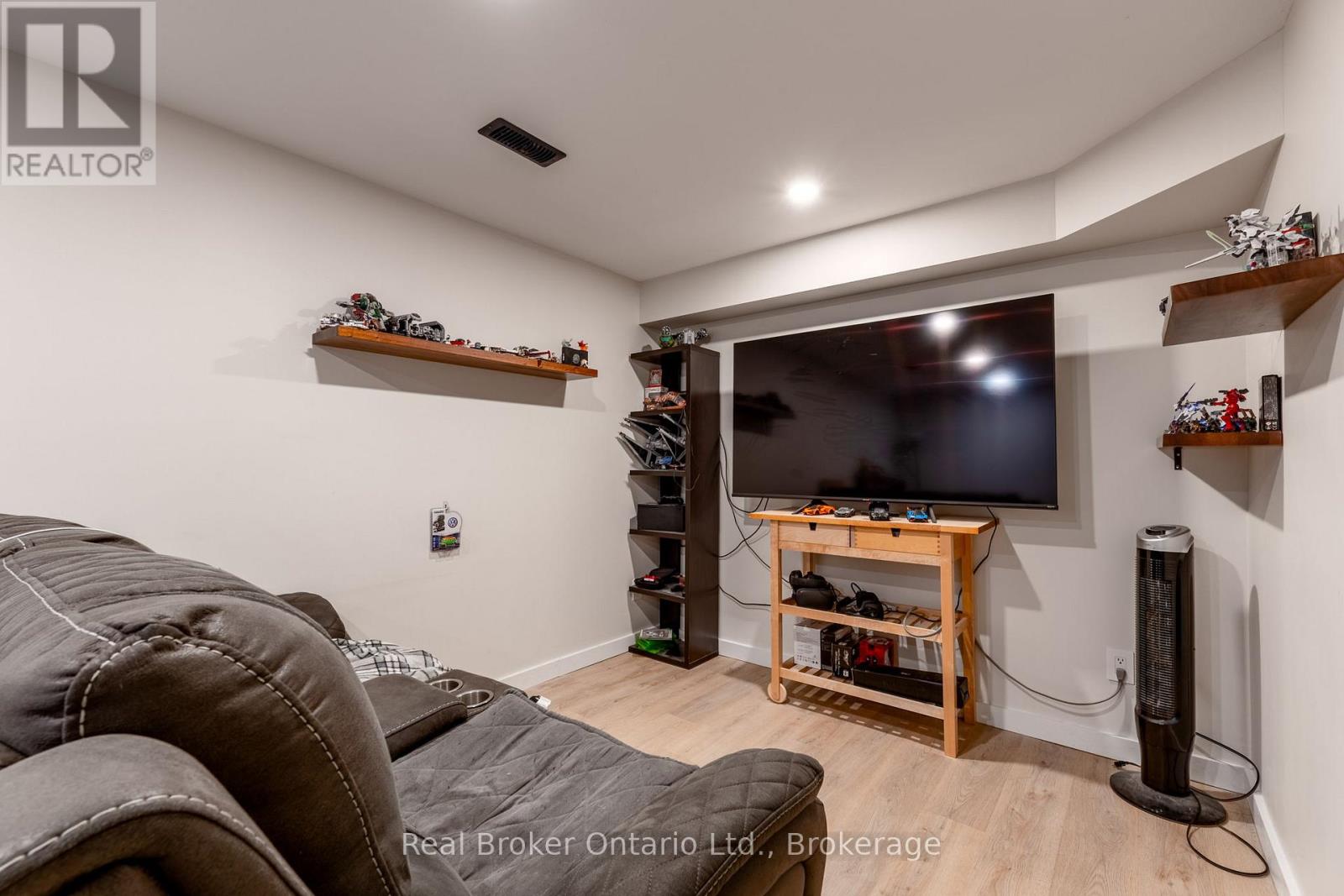 38 Christie Crescent, Barrie photo 17