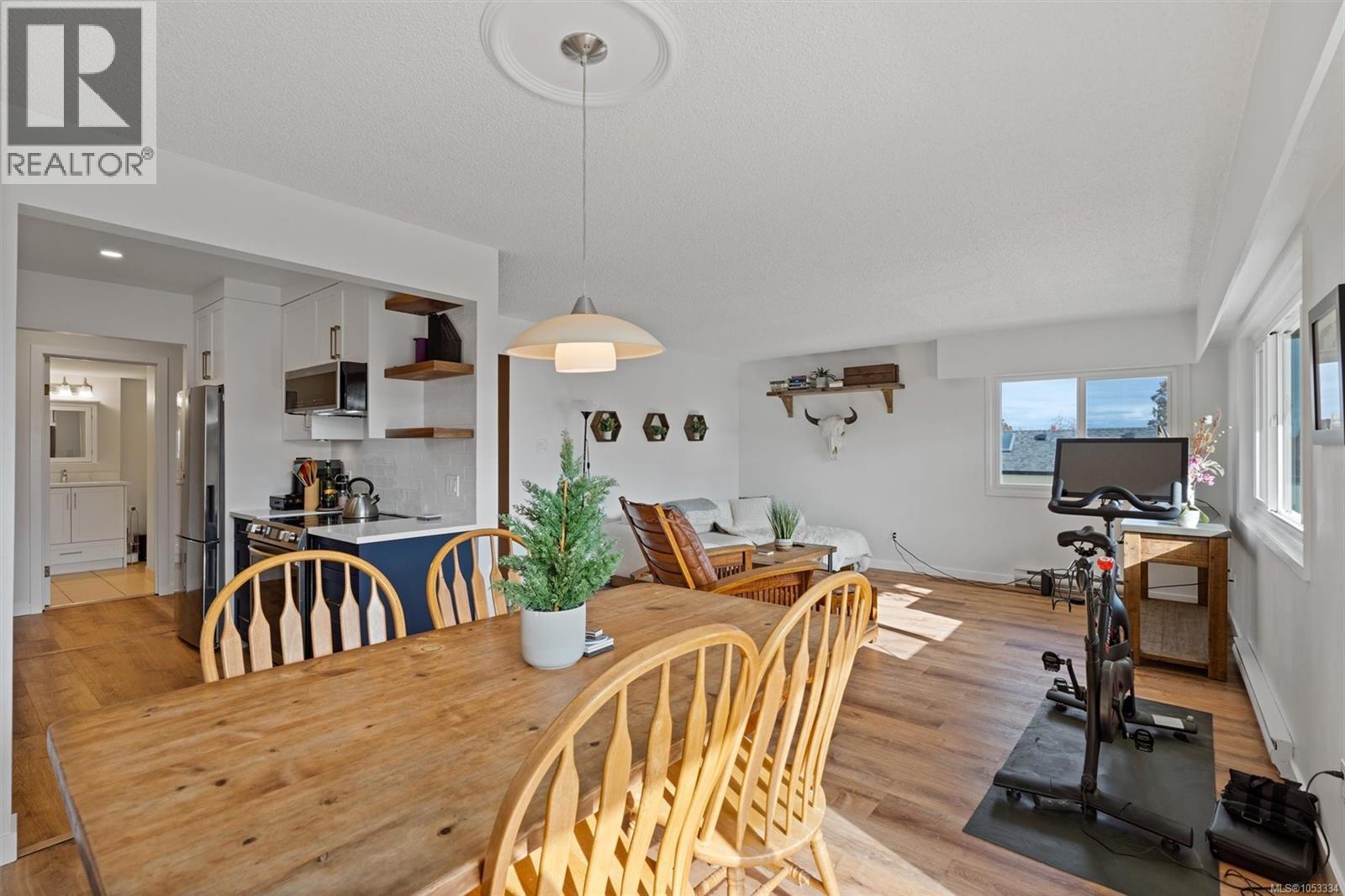 302 2535 Cadboro Bay Road, Oak Bay