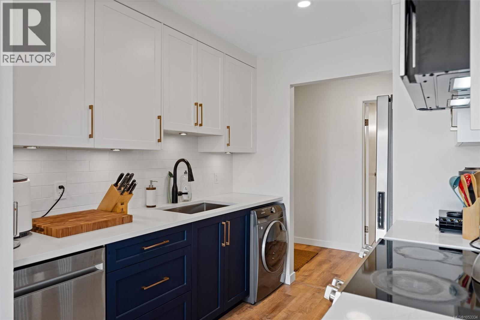 302 2535 Cadboro Bay Road, Oak Bay