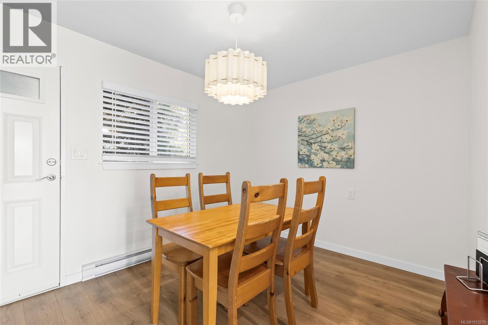 211 991 Cloverdale Avenue, Saanich
