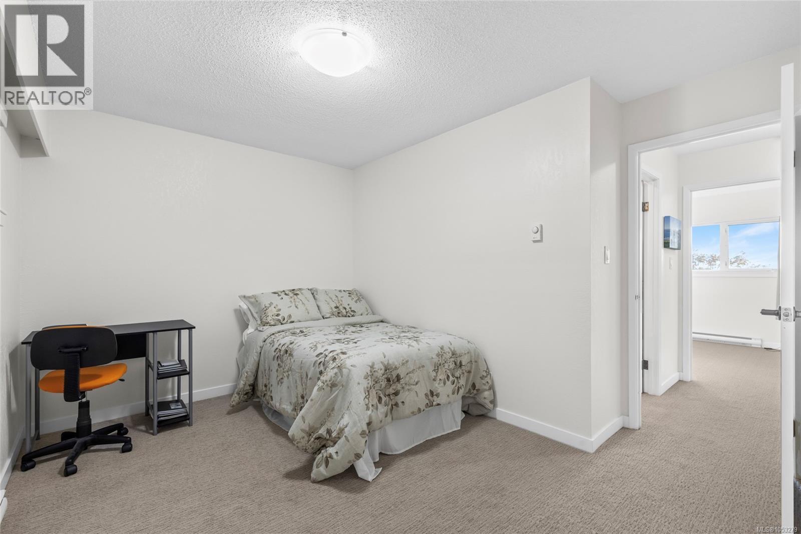 211 991 Cloverdale Avenue, Saanich