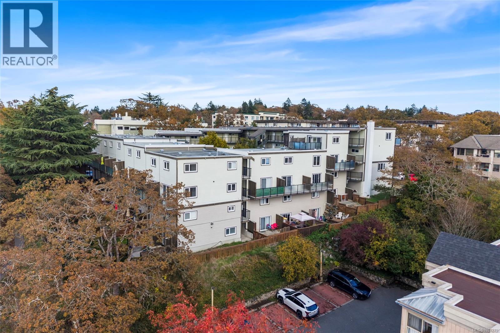 211 991 Cloverdale Avenue, Saanich