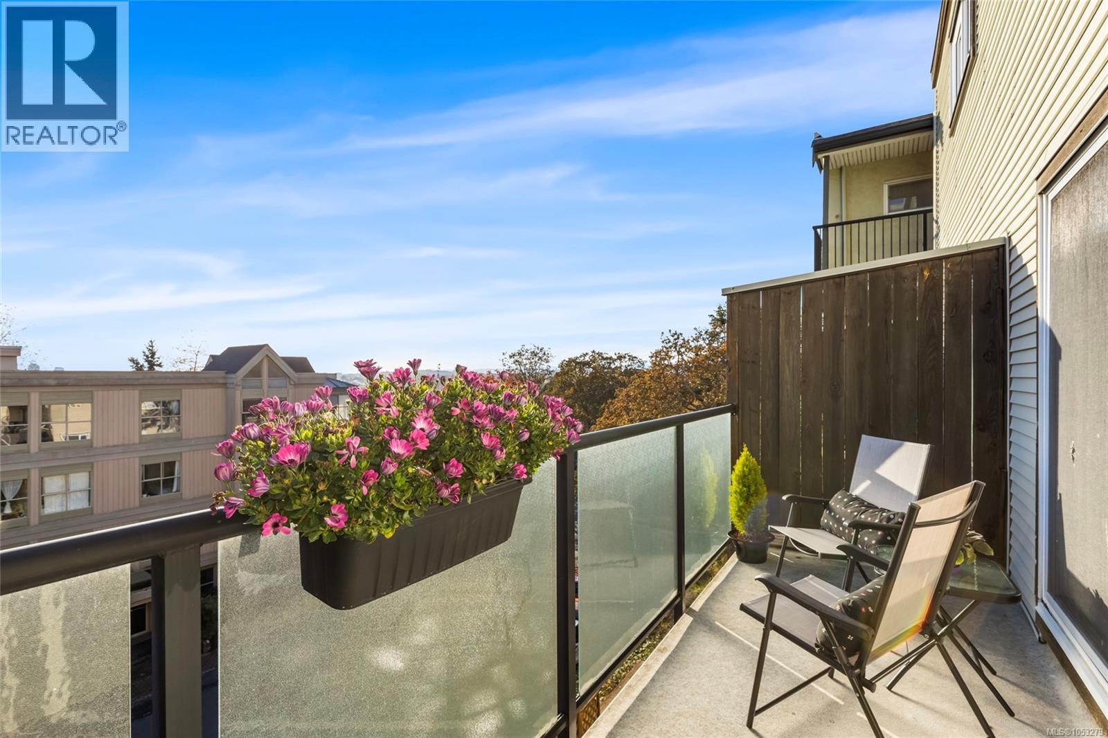 211 991 Cloverdale Avenue, Saanich