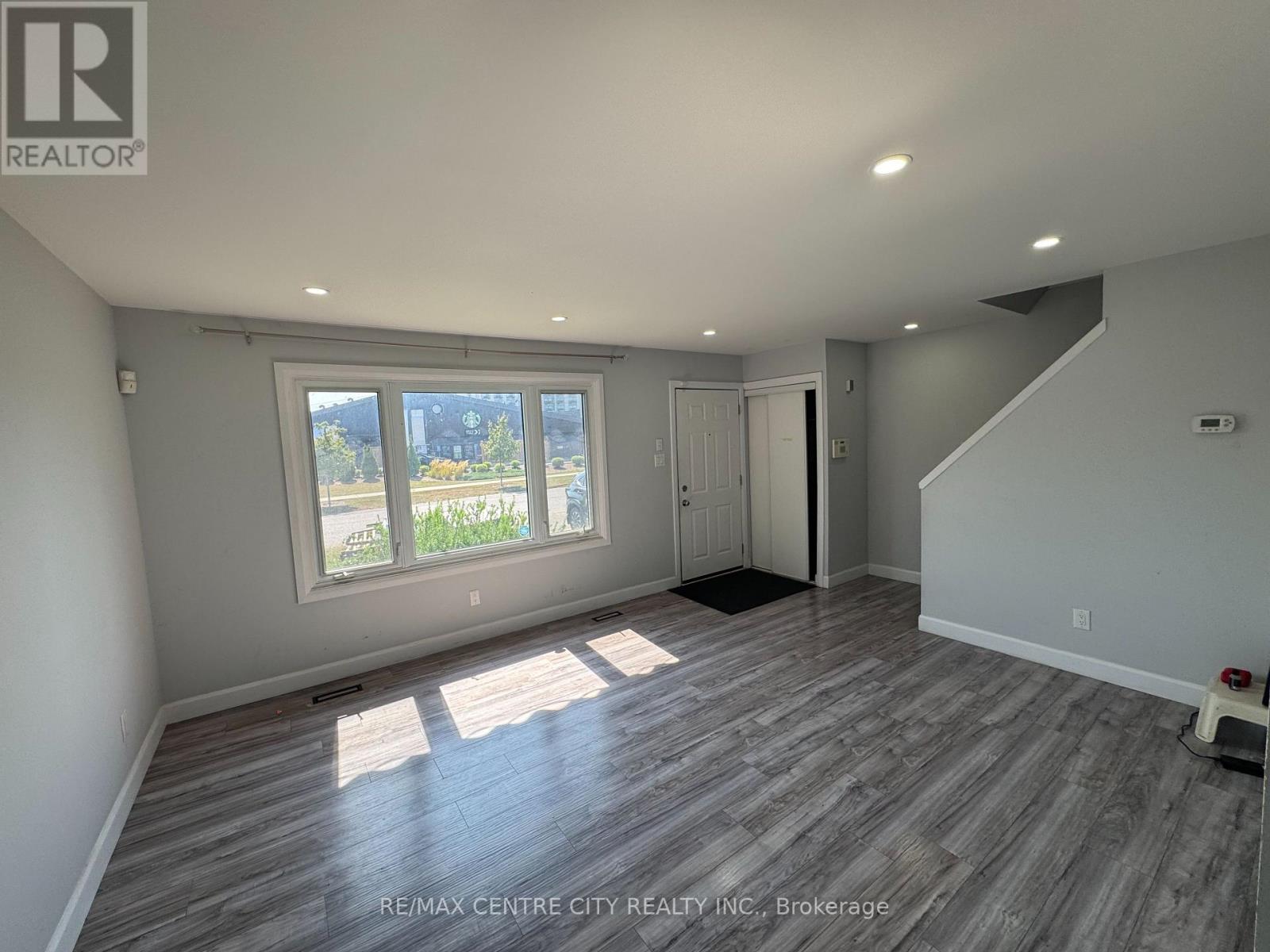 870 WELLINGSBORO ROAD, London South (South Y) — photo 4
