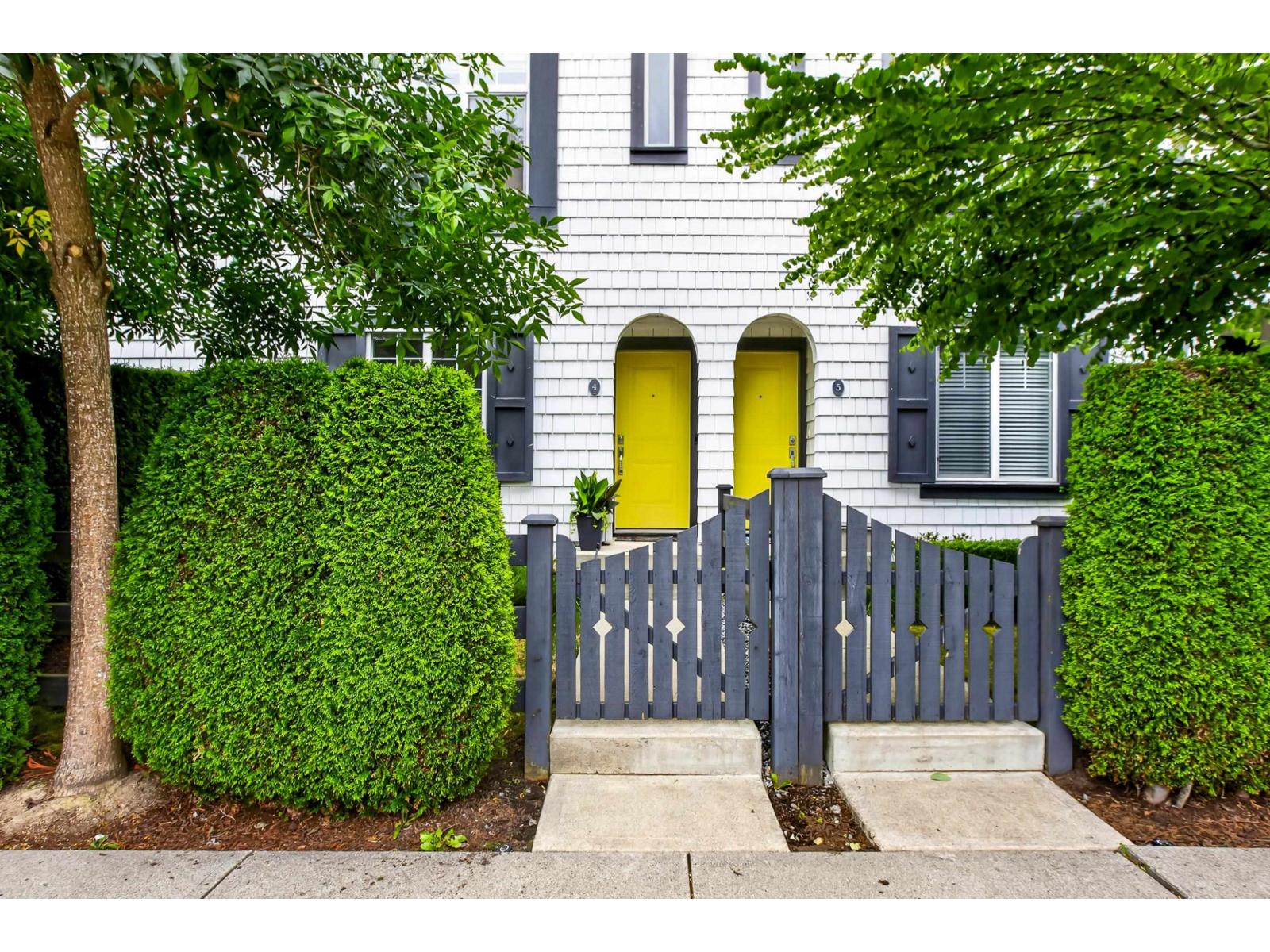 Photo 2 of 4 16357 15 AVENUE