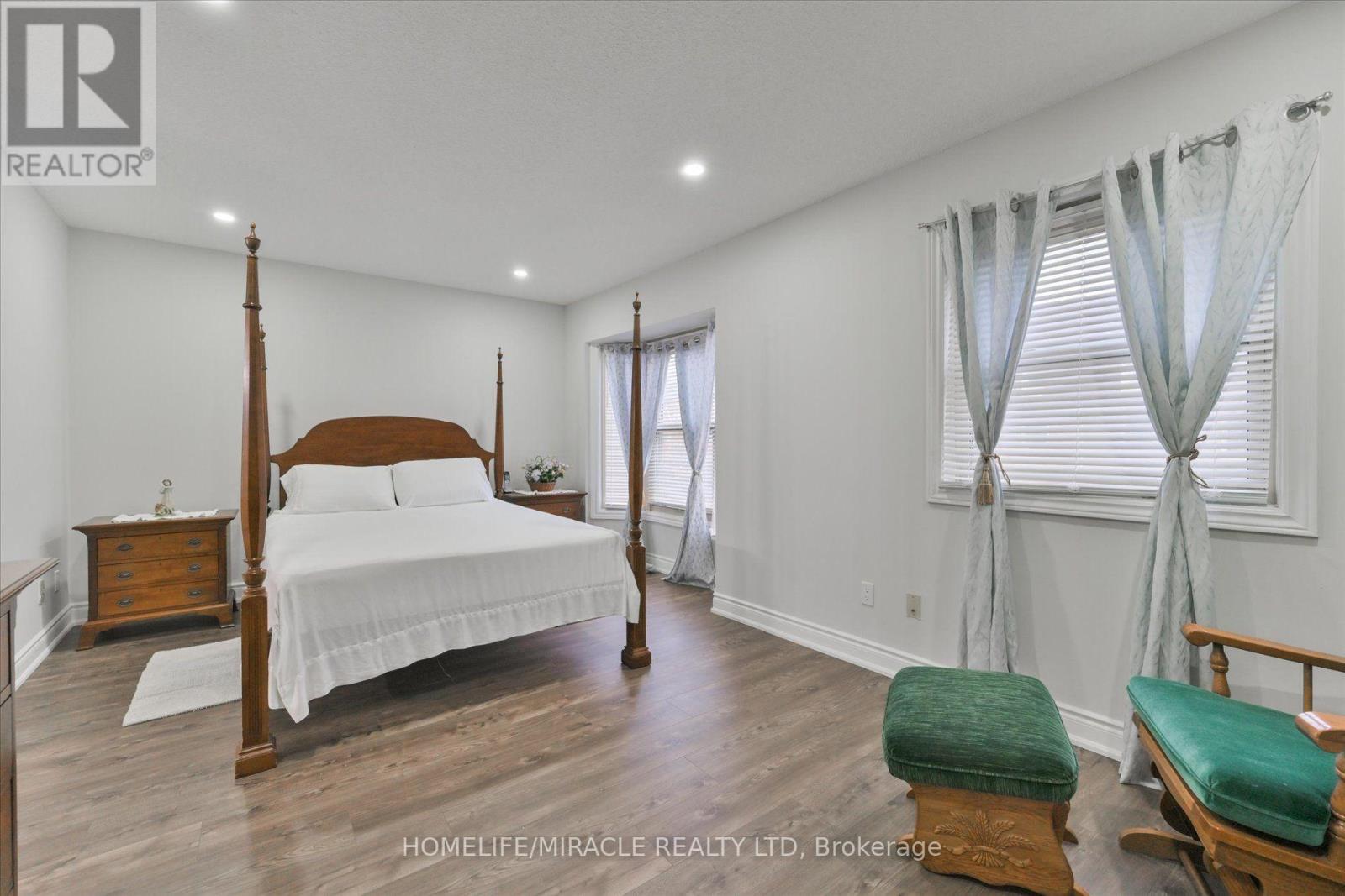 #46 10 CARDWELL AVENUE - 18