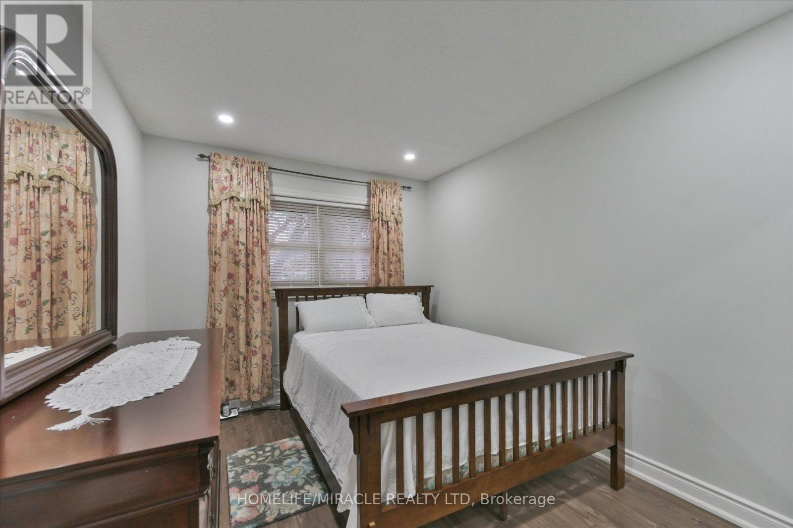 #46 10 CARDWELL AVENUE - 24