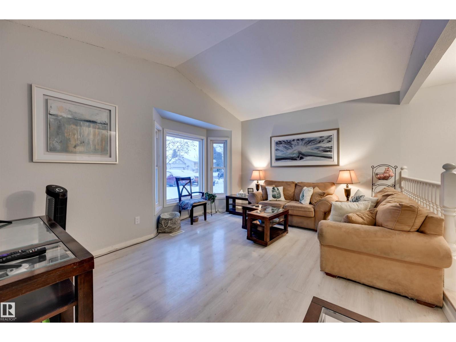 3929 25 Avenue NW, Bisset — photo 4 of 30: Property photo