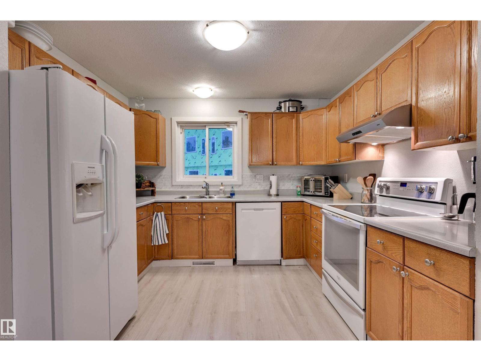 3929 25 Avenue NW, Bisset — photo 9 of 30: Property photo