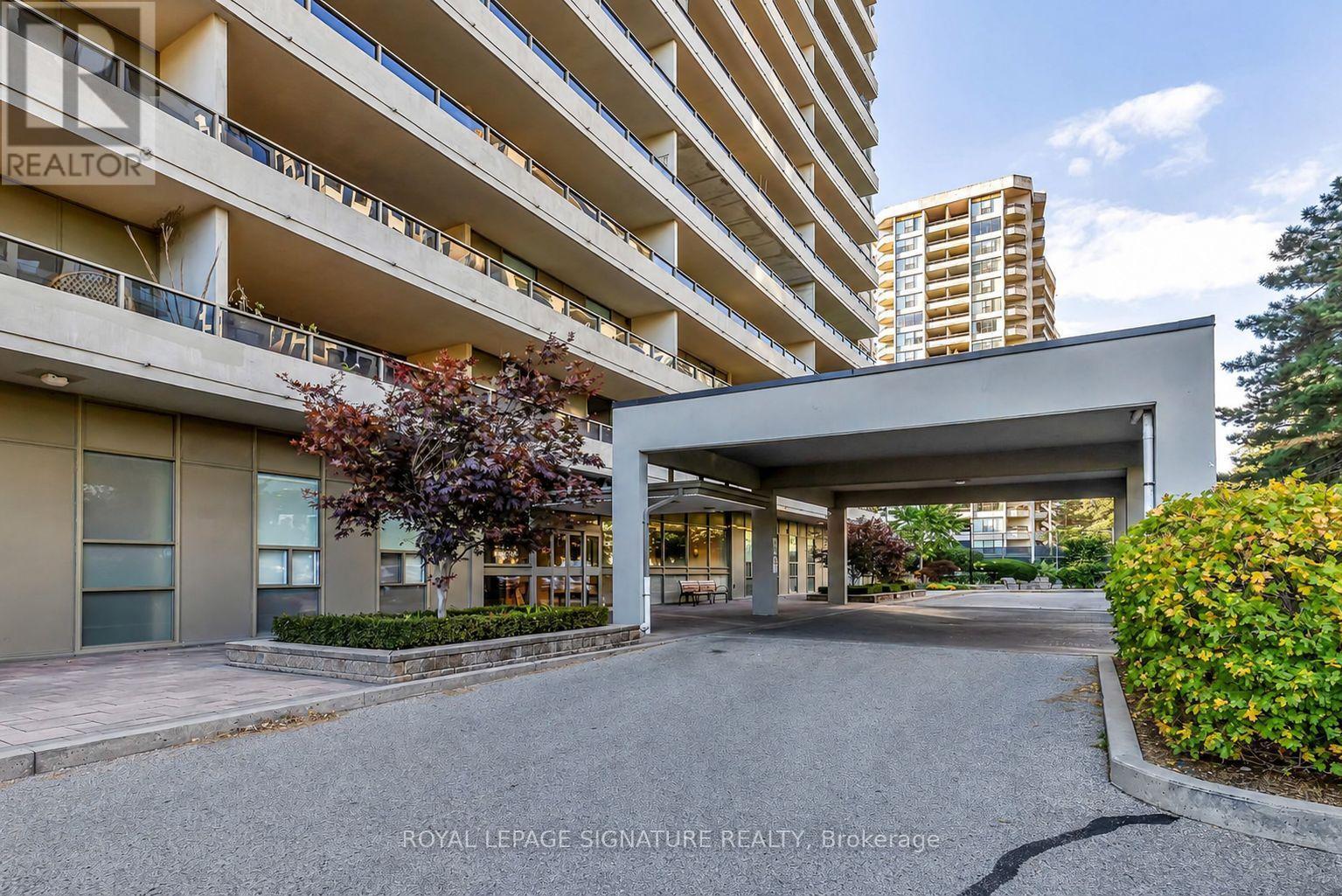 #2205 50 QUEBEC AVENUE - 3