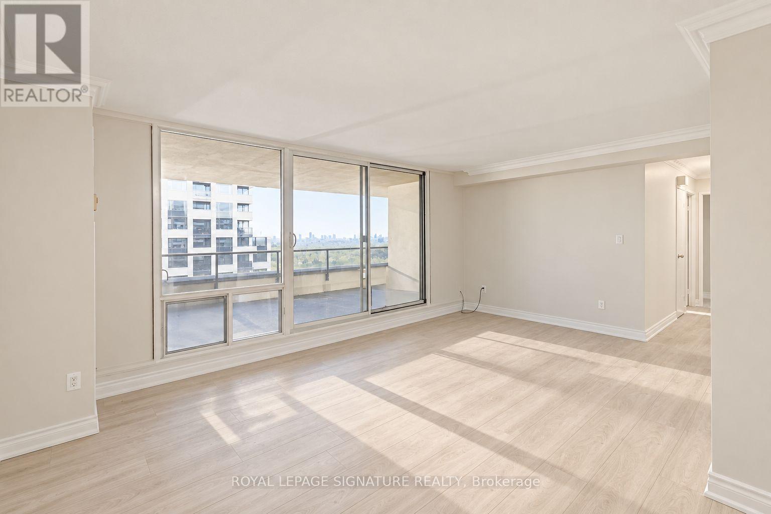 #2205 50 QUEBEC AVENUE - 8