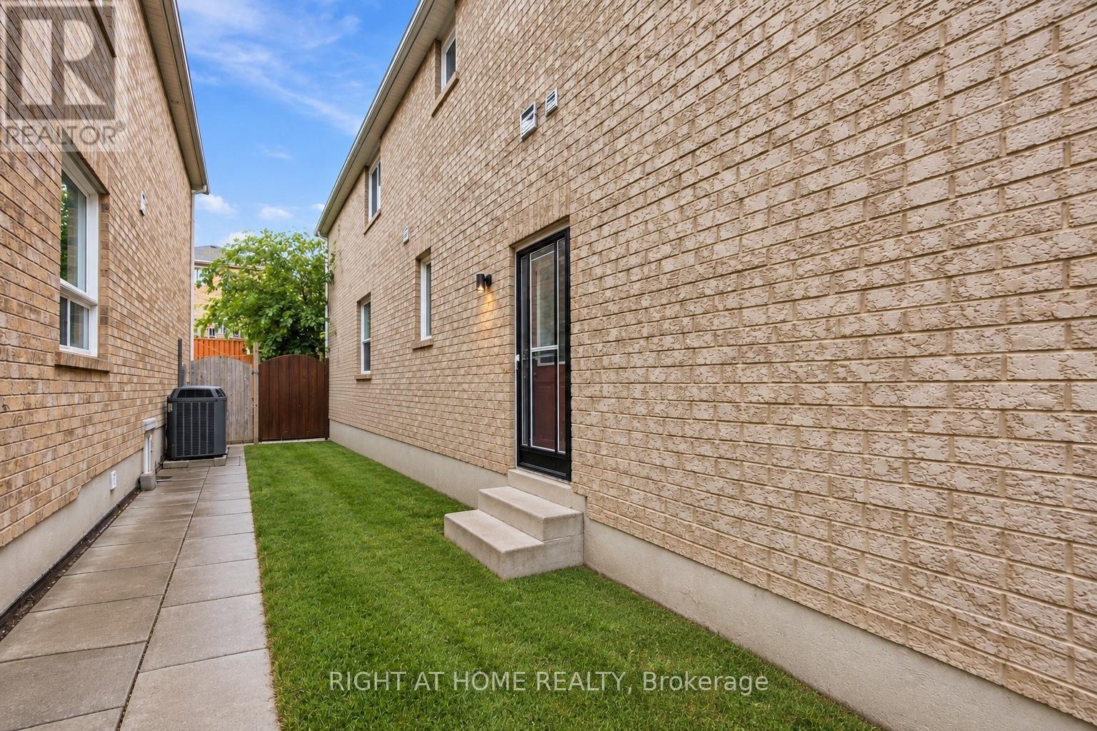 34 Dring Street, Ajax, ON photo 2