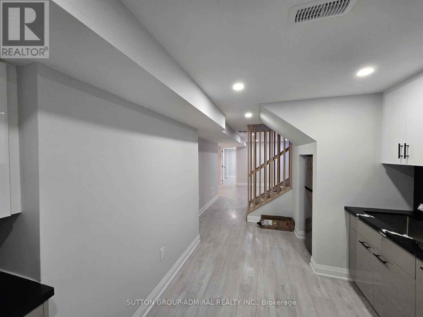 Bsmt-16 Copperhill Heights, Barrie photo 3