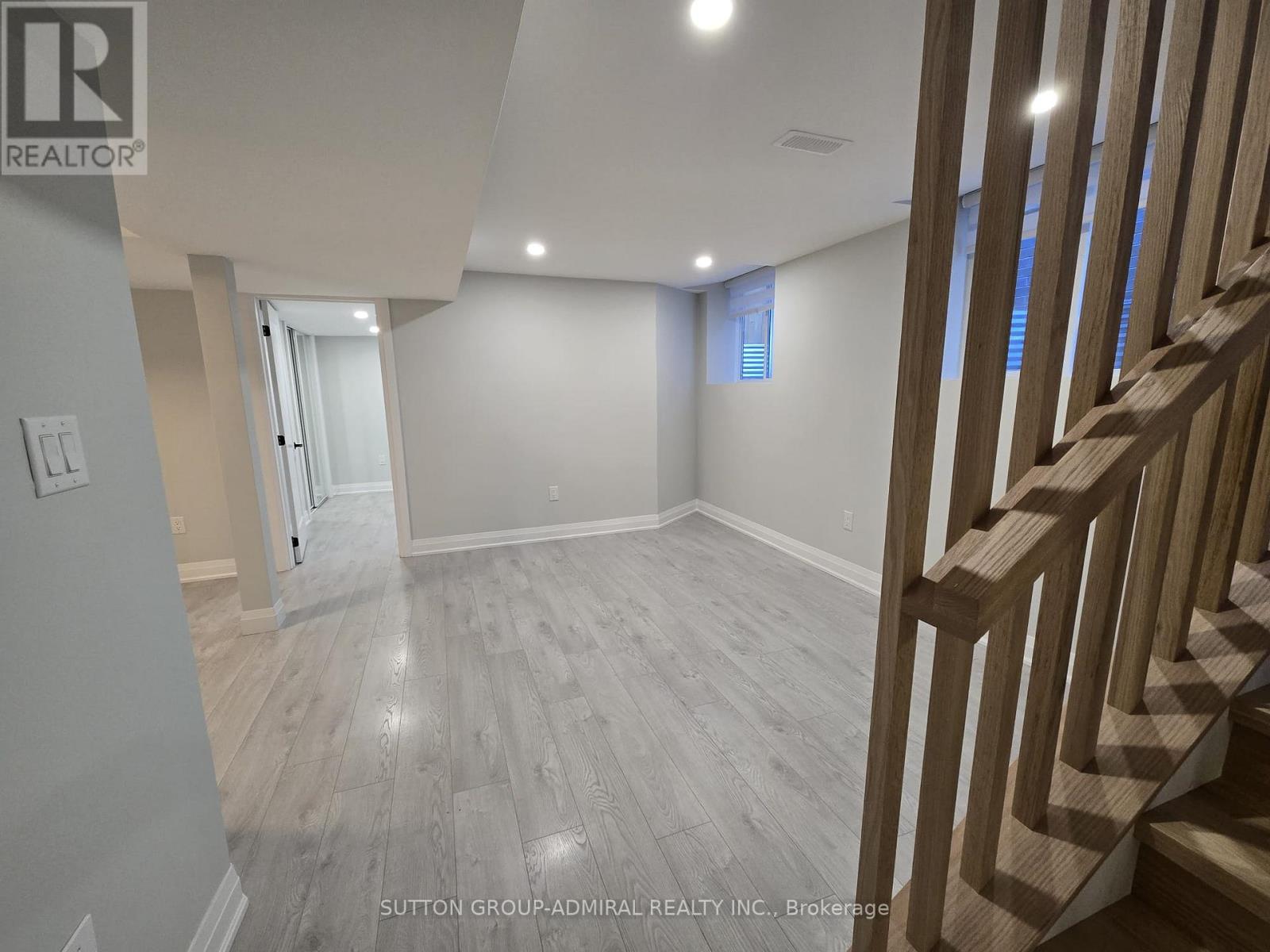 Bsmt-16 Copperhill Heights, Barrie photo 5