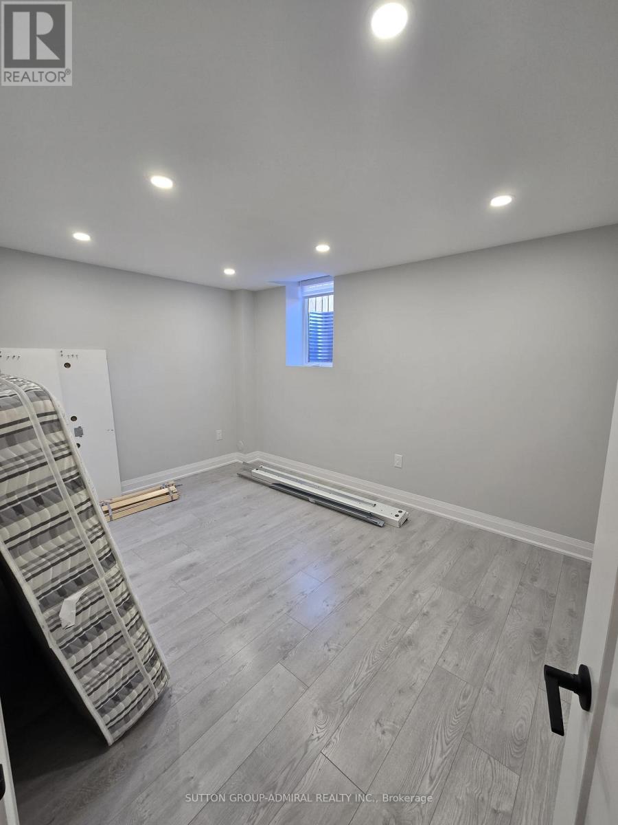 Bsmt-16 Copperhill Heights, Barrie photo 6