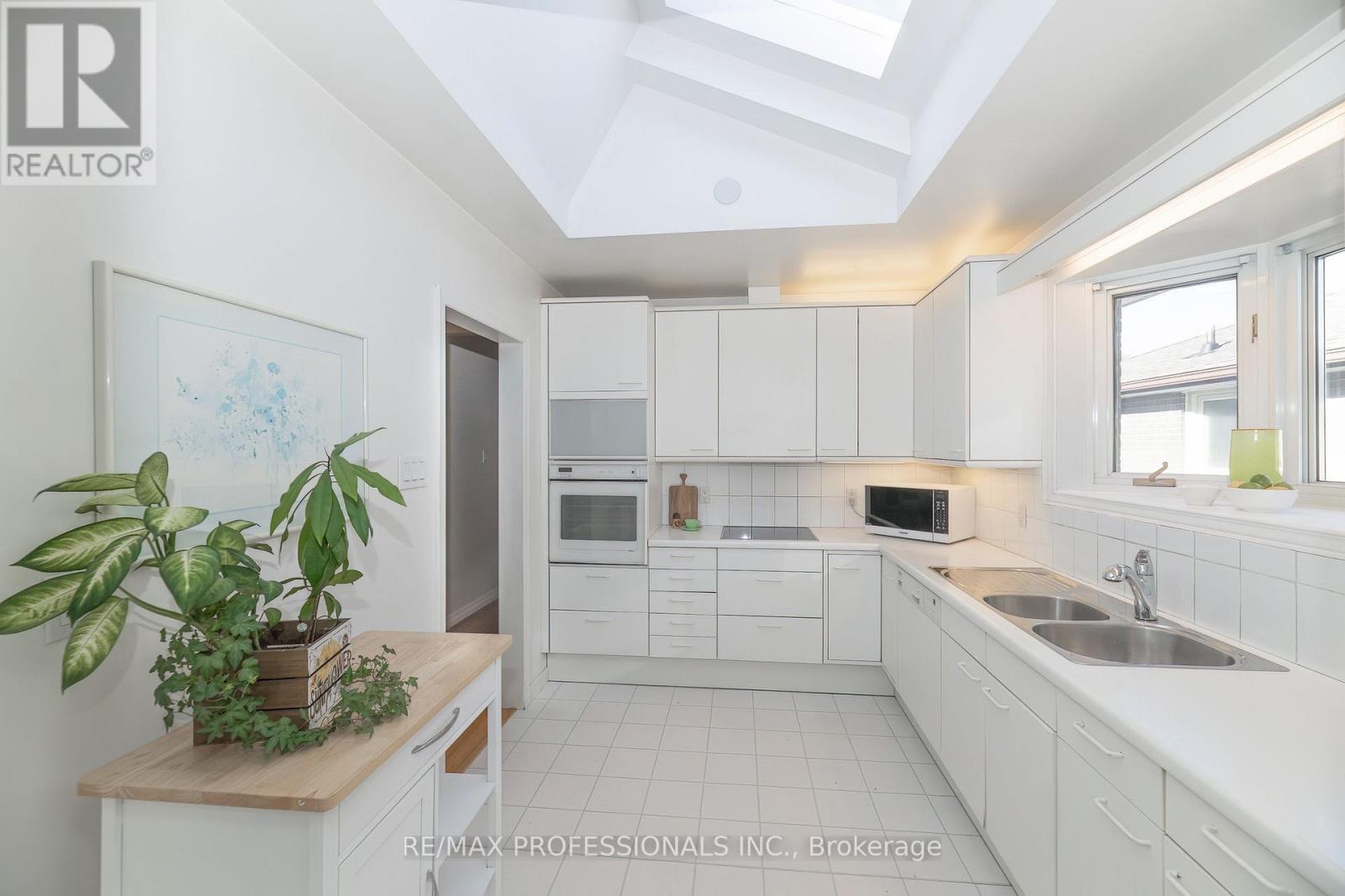 28 CRENDON DRIVE - 10