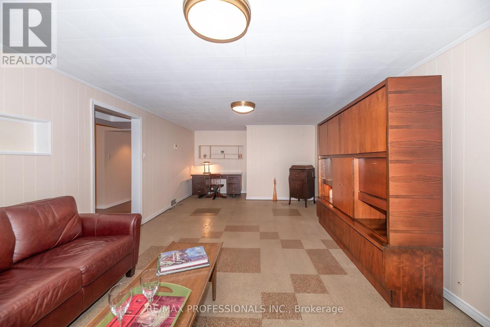 28 CRENDON DRIVE - 19