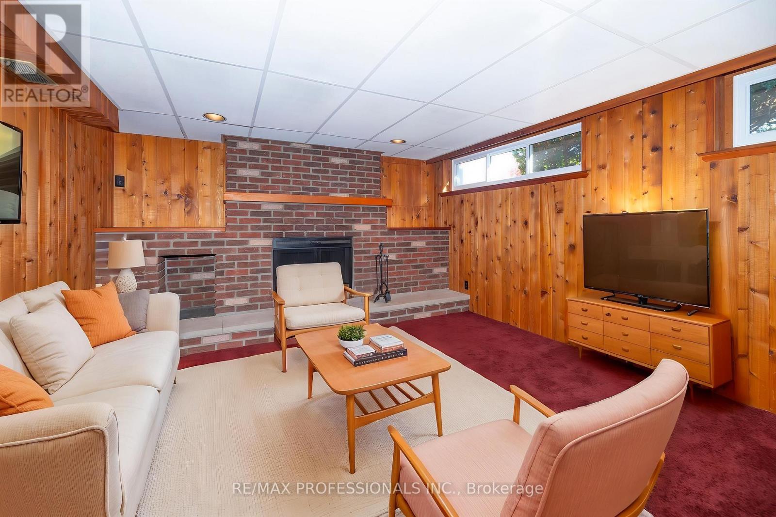 28 CRENDON DRIVE - 20