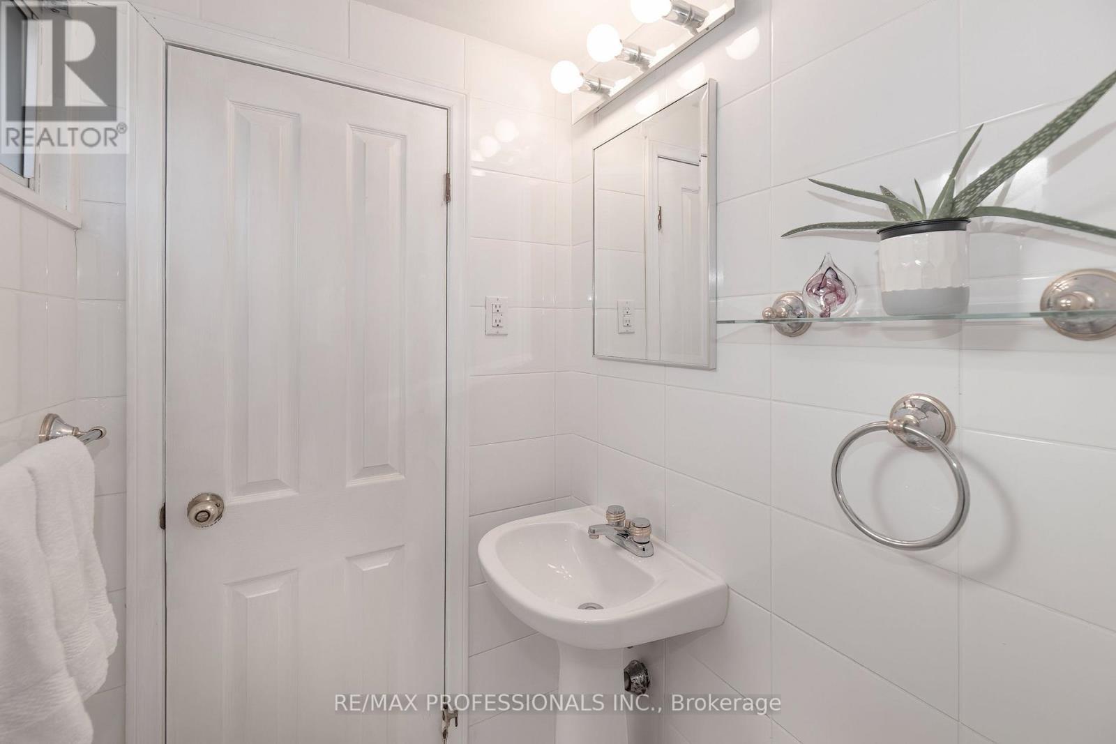 28 CRENDON DRIVE - 24