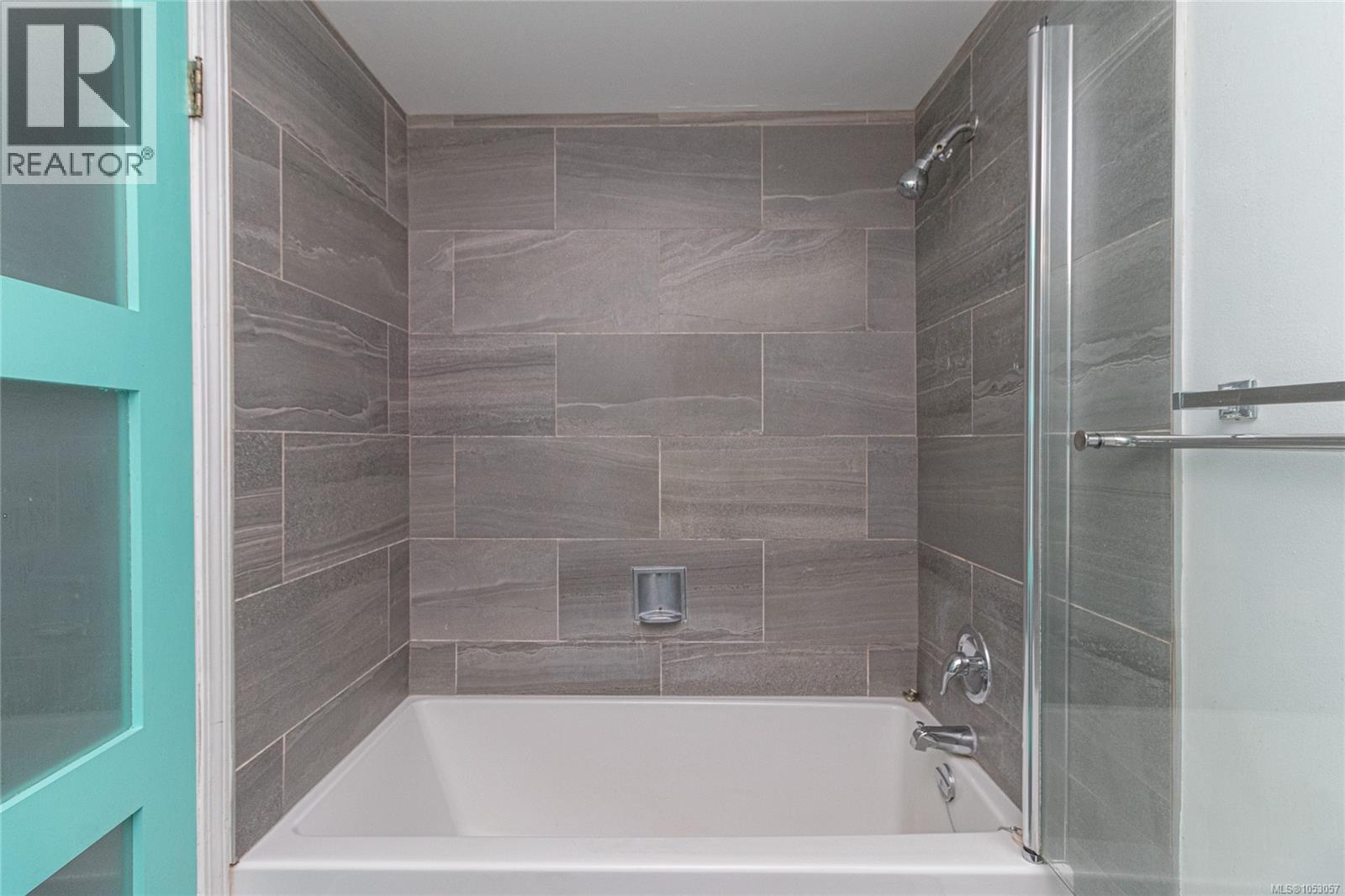 203 1039 Caledonia Avenue, Victoria