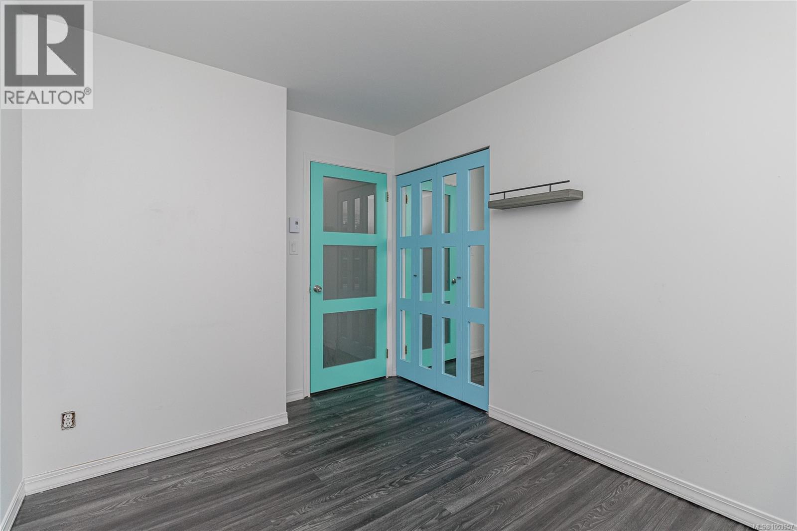 203 1039 Caledonia Avenue, Victoria