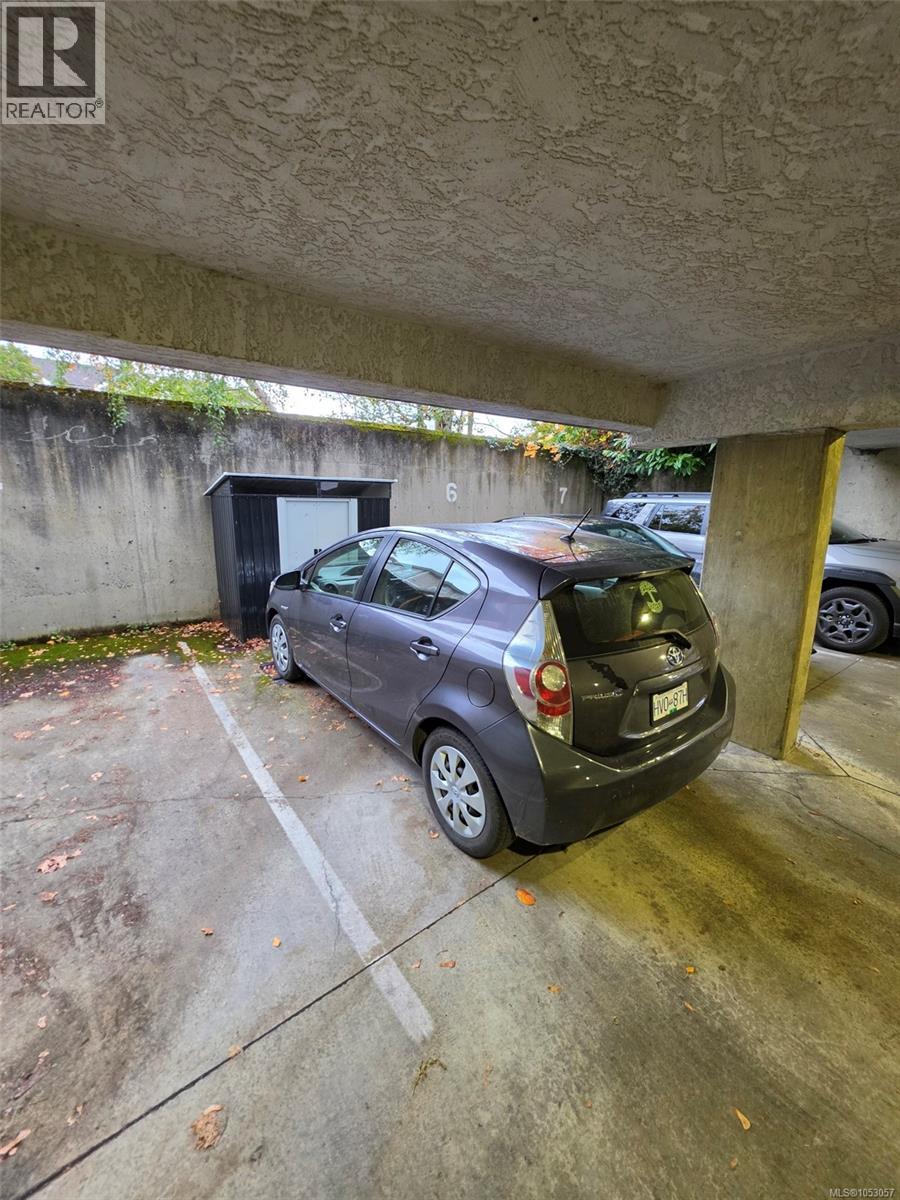 203 1039 Caledonia Avenue, Victoria