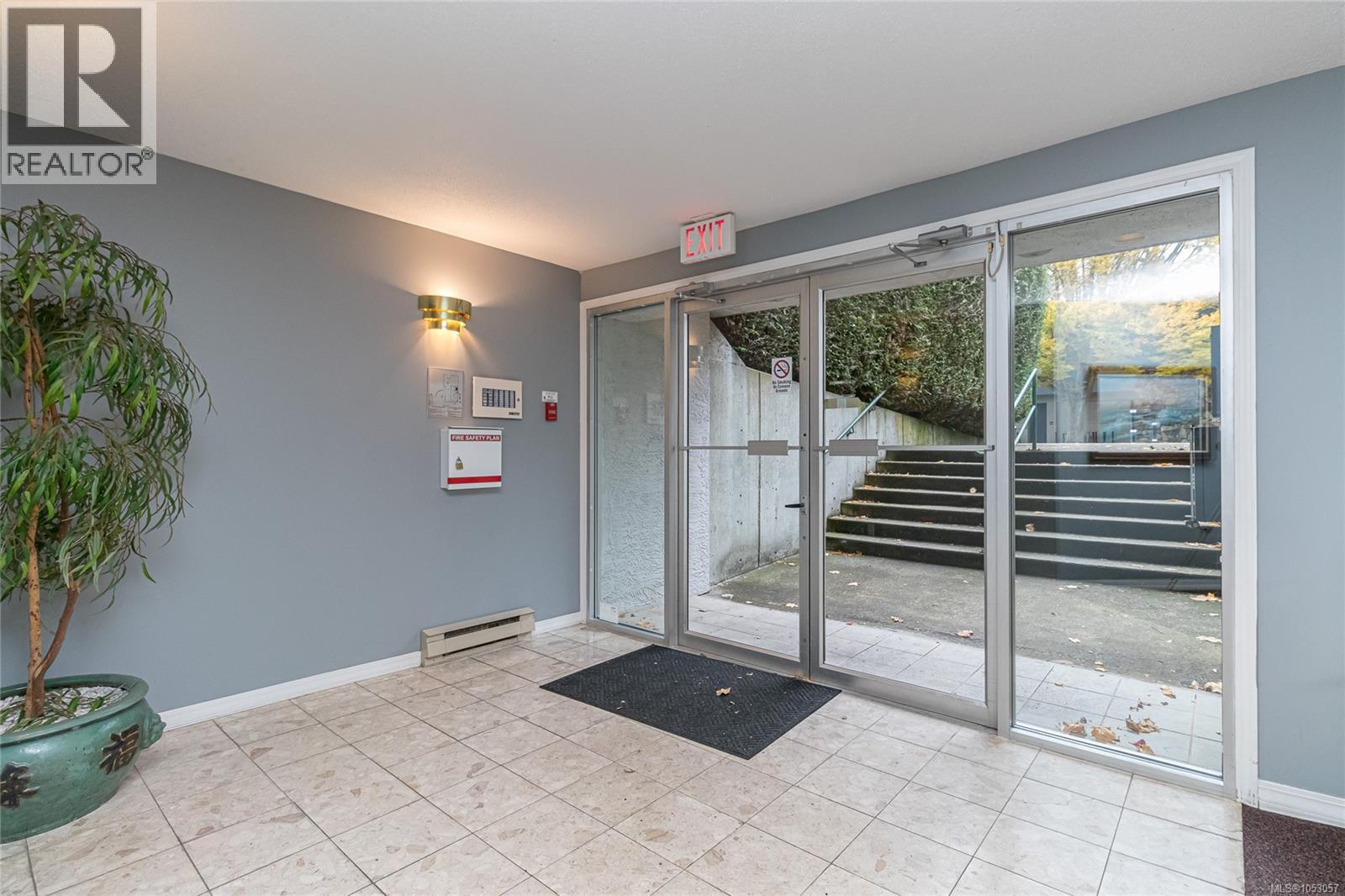 203 1039 Caledonia Avenue, Victoria