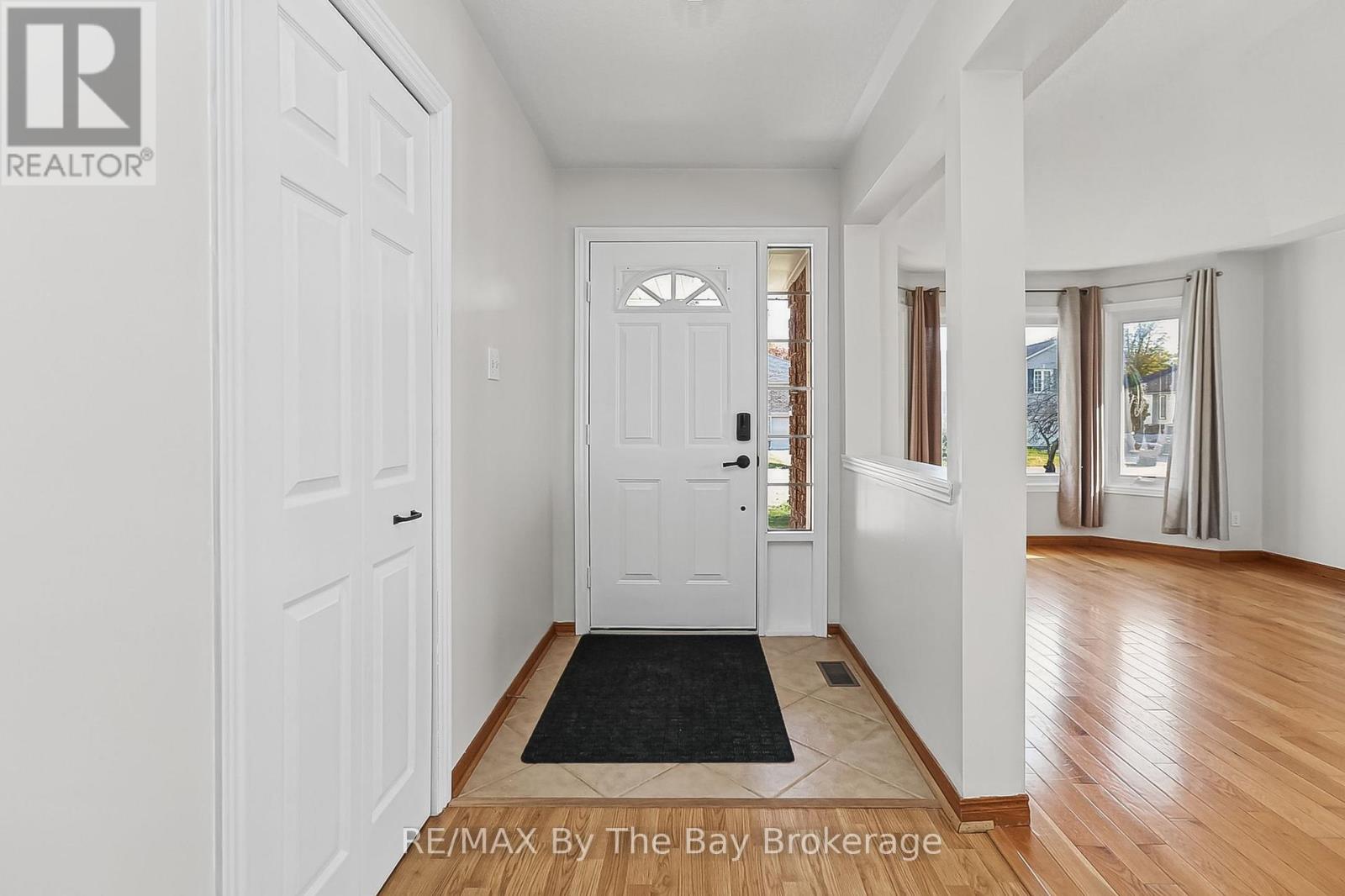 6 Riverdale (Main Level) Drive, Wasaga Beach photo 3