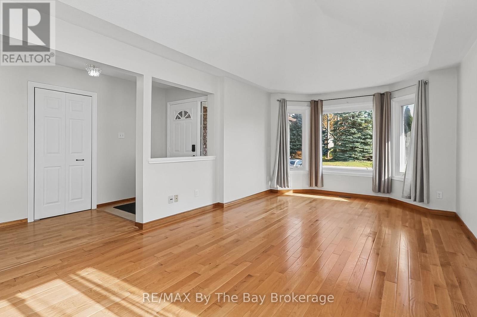 6 Riverdale (Main Level) Drive, Wasaga Beach photo 4
