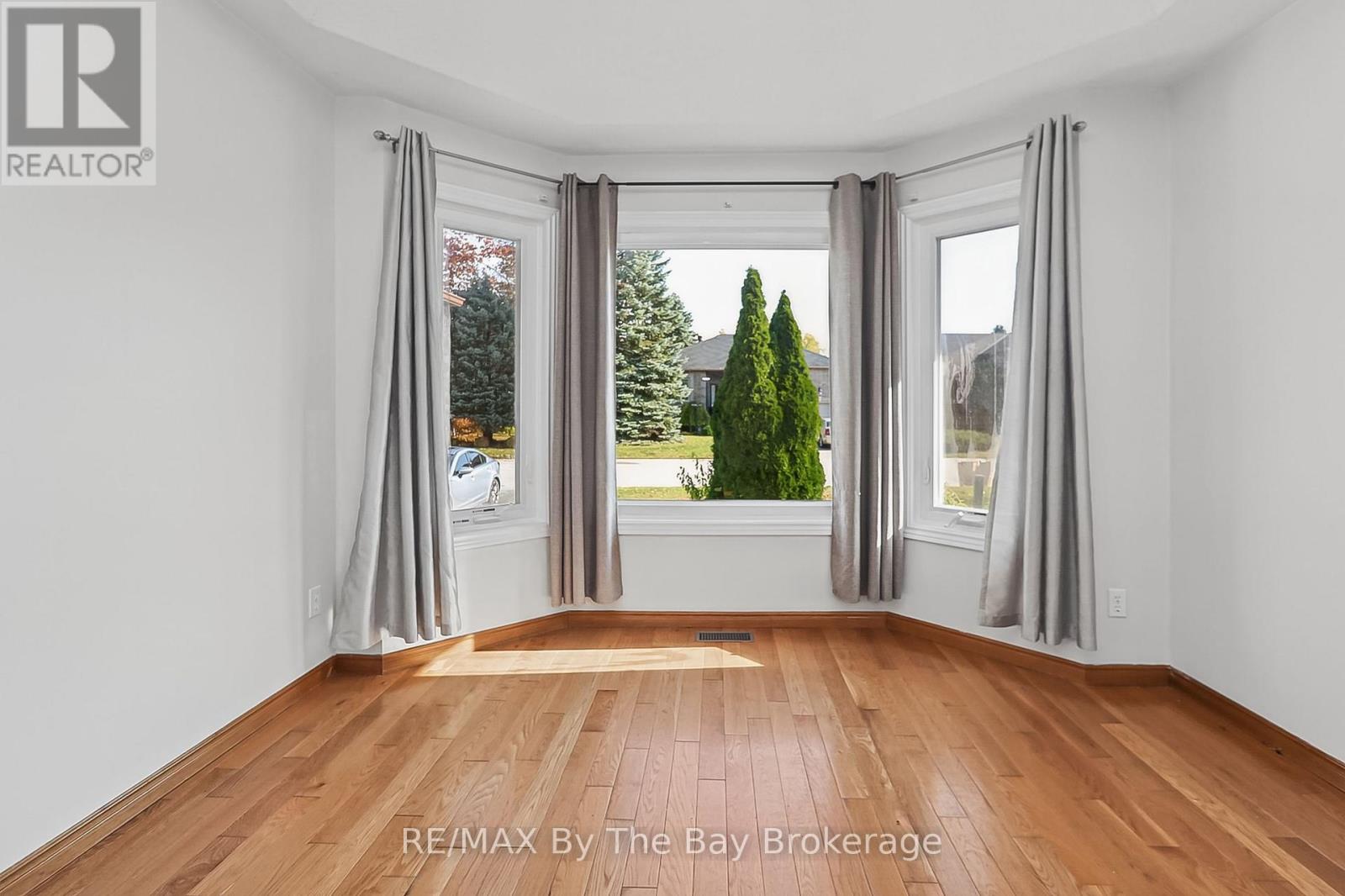 6 Riverdale (Main Level) Drive, Wasaga Beach photo 5