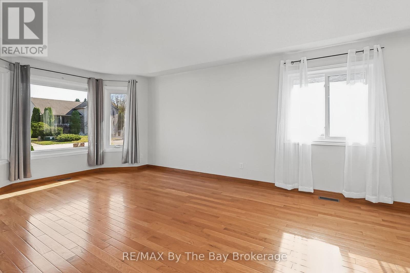 6 Riverdale (Main Level) Drive, Wasaga Beach photo 7