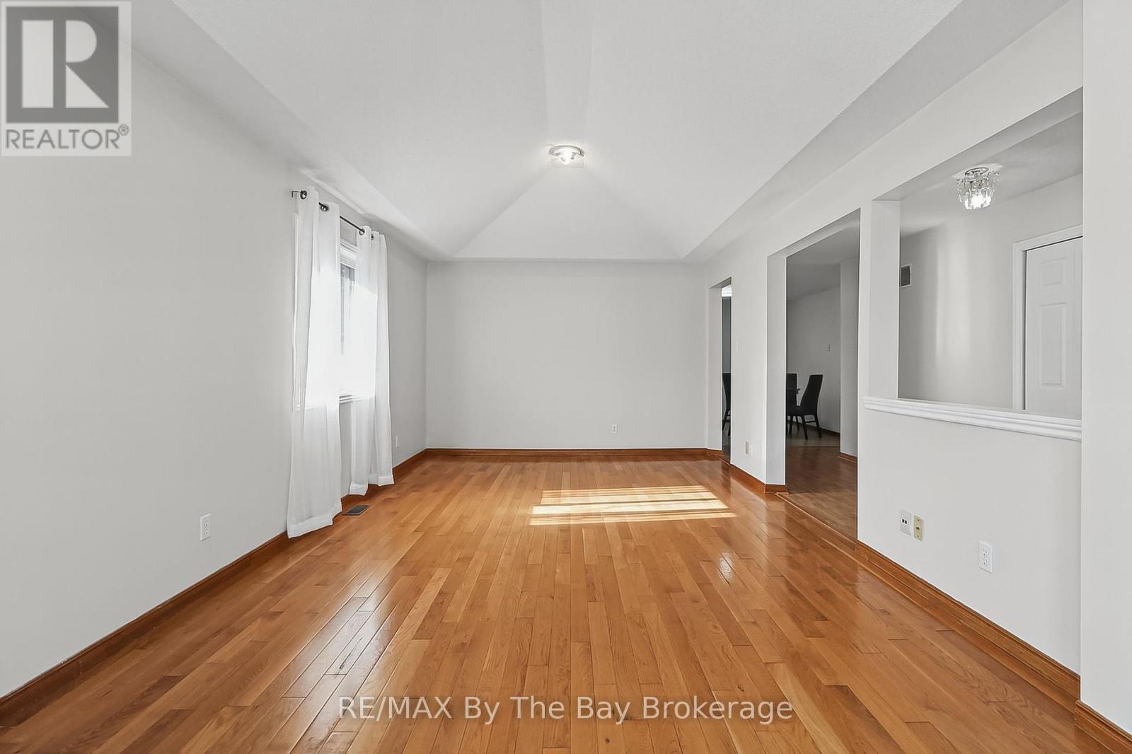 6 Riverdale (Main Level) Drive, Wasaga Beach photo 8