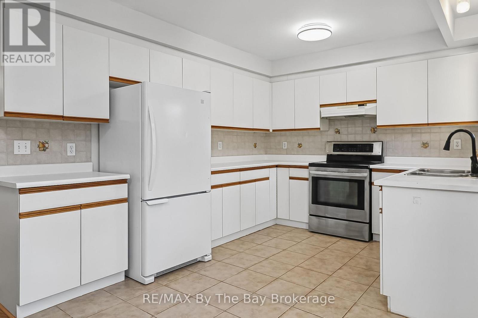 6 Riverdale (Main Level) Drive, Wasaga Beach photo 9