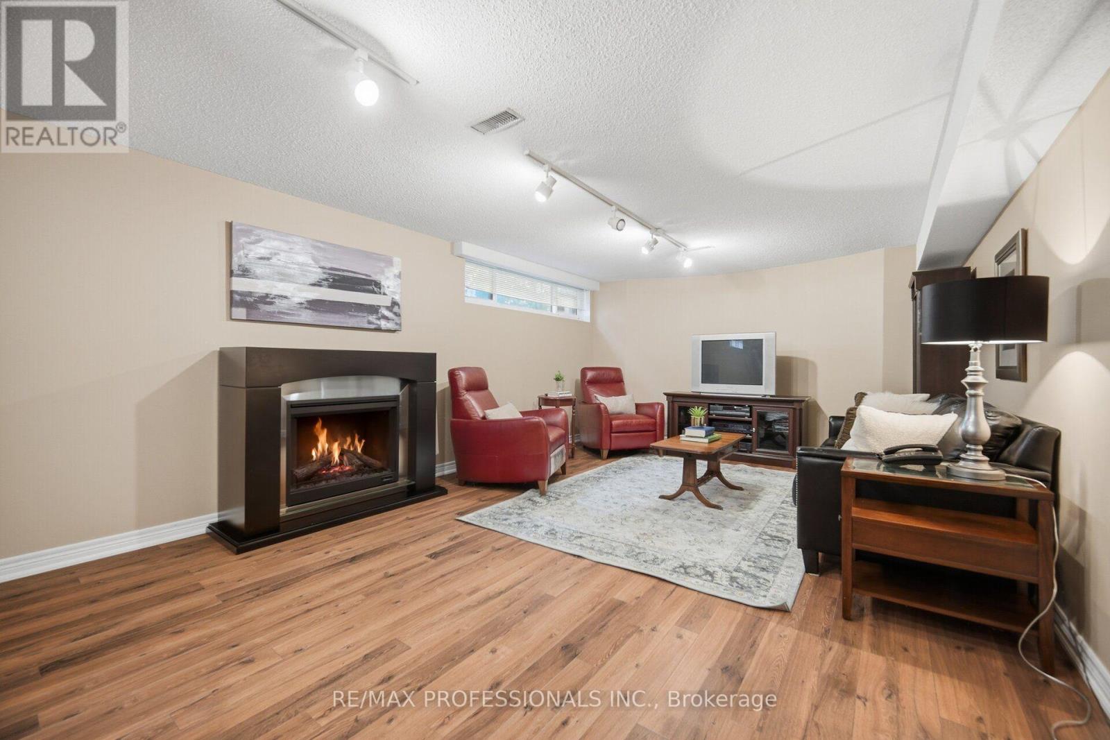 14 STRATHDEE DRIVE - 32