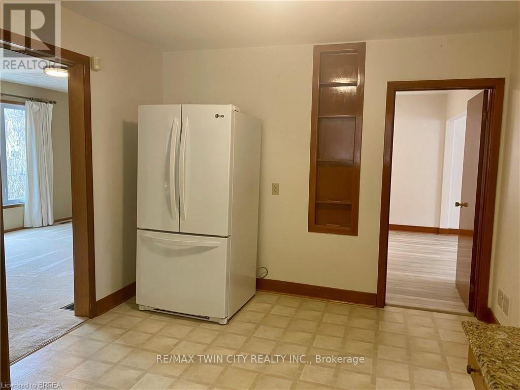 8 STERLING STREET, Brantford — photo 12
