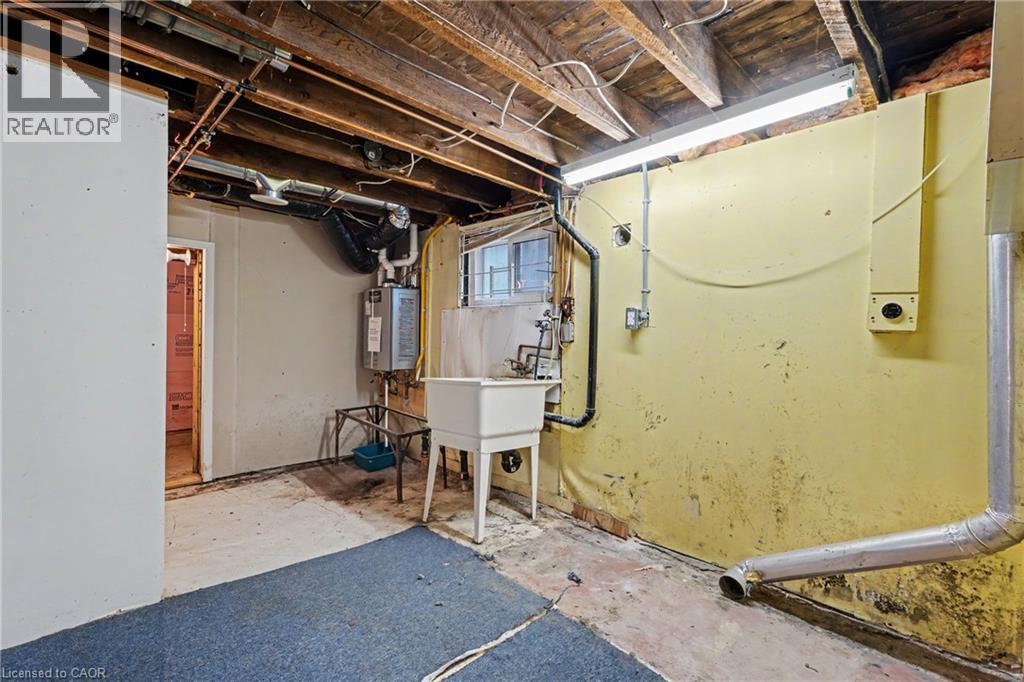 125 E DUFFERIN Street E - 32