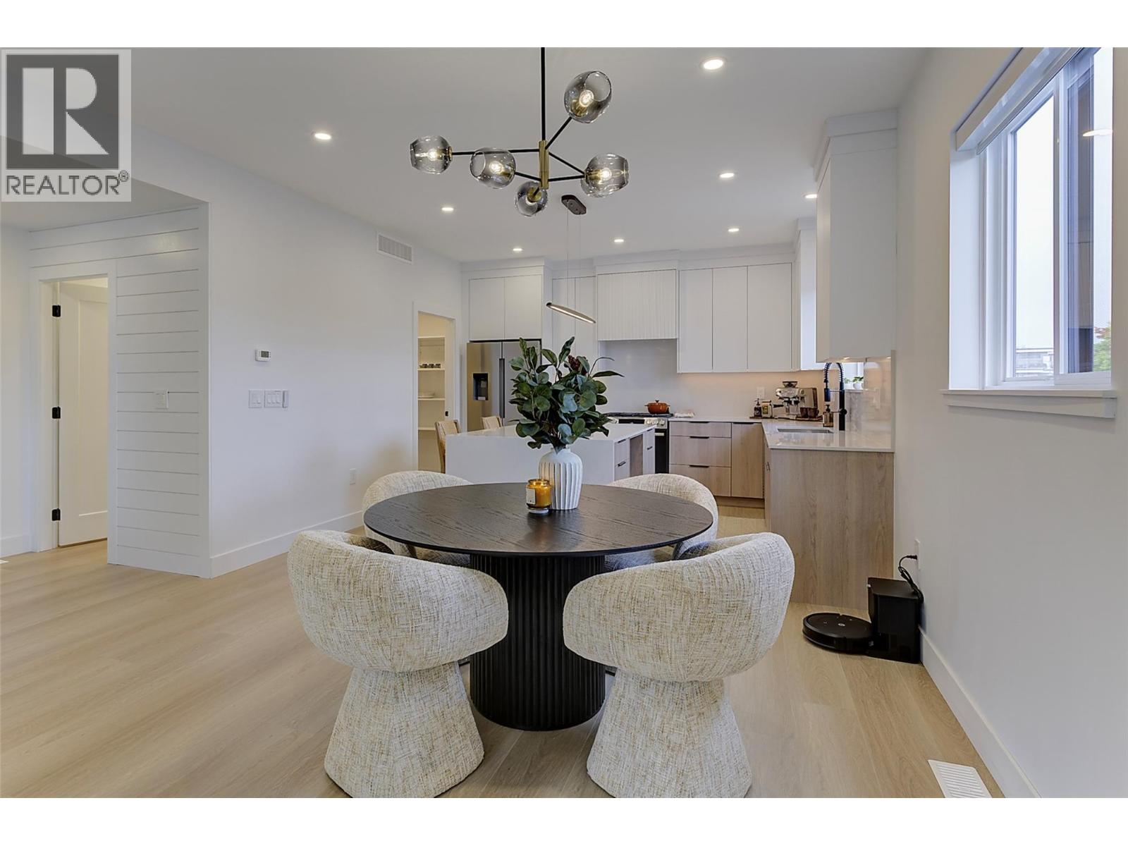 3 777 Coopland Crescent, Kelowna