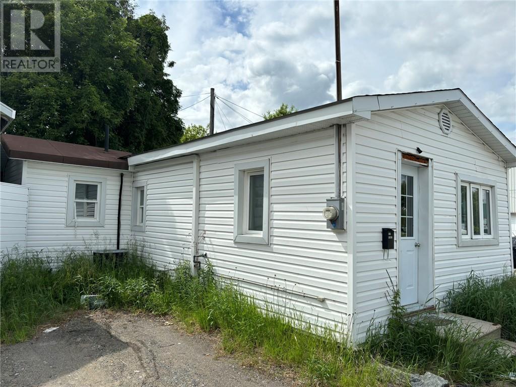 422 King Street / 499 Percy Avenue, Sudbury — photo 2