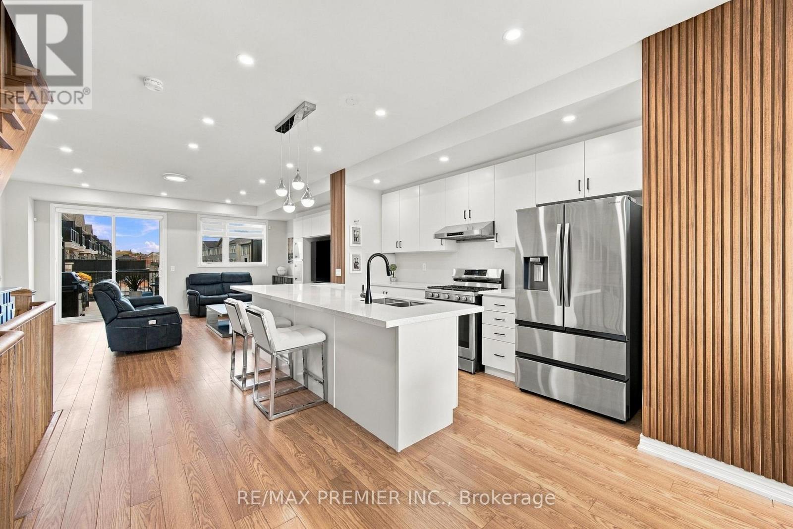 12 BUSATO DRIVE, Whitchurch-Stouffville (Stouffville) — photo 2