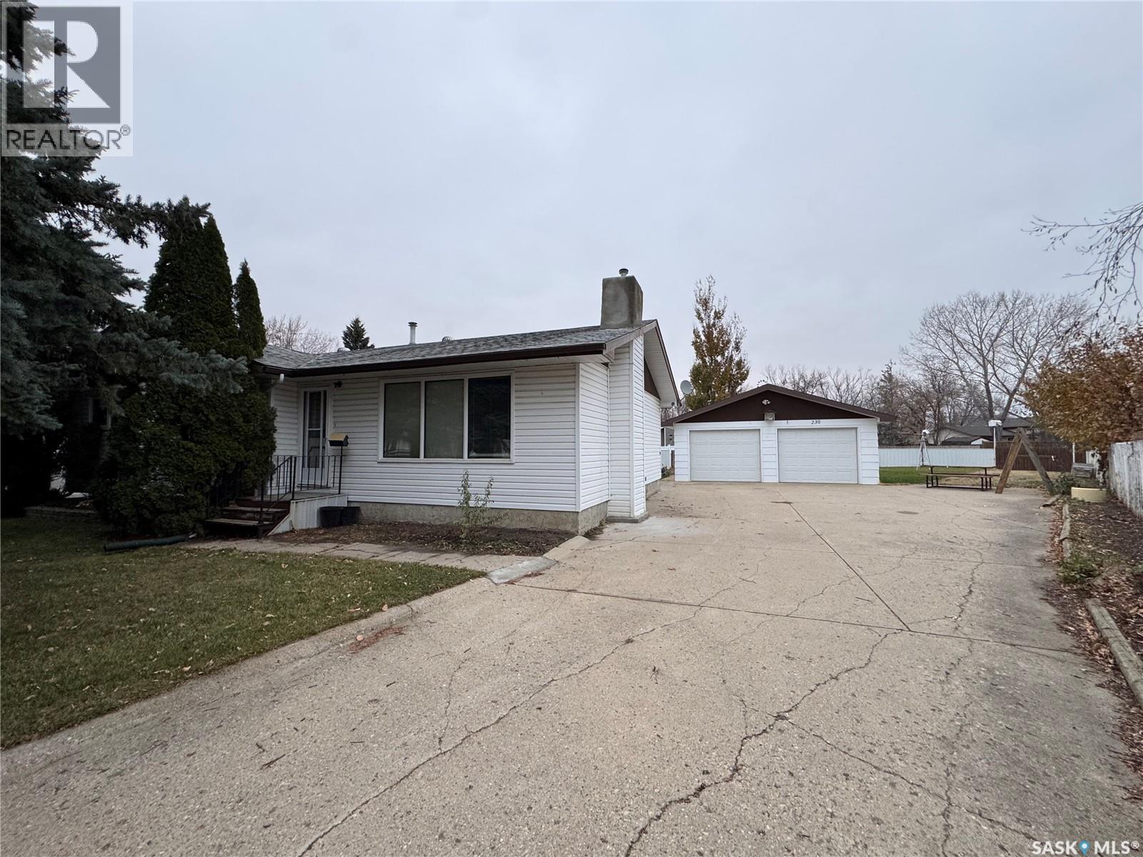 230 Harvey BAY, Weyburn — photo 2