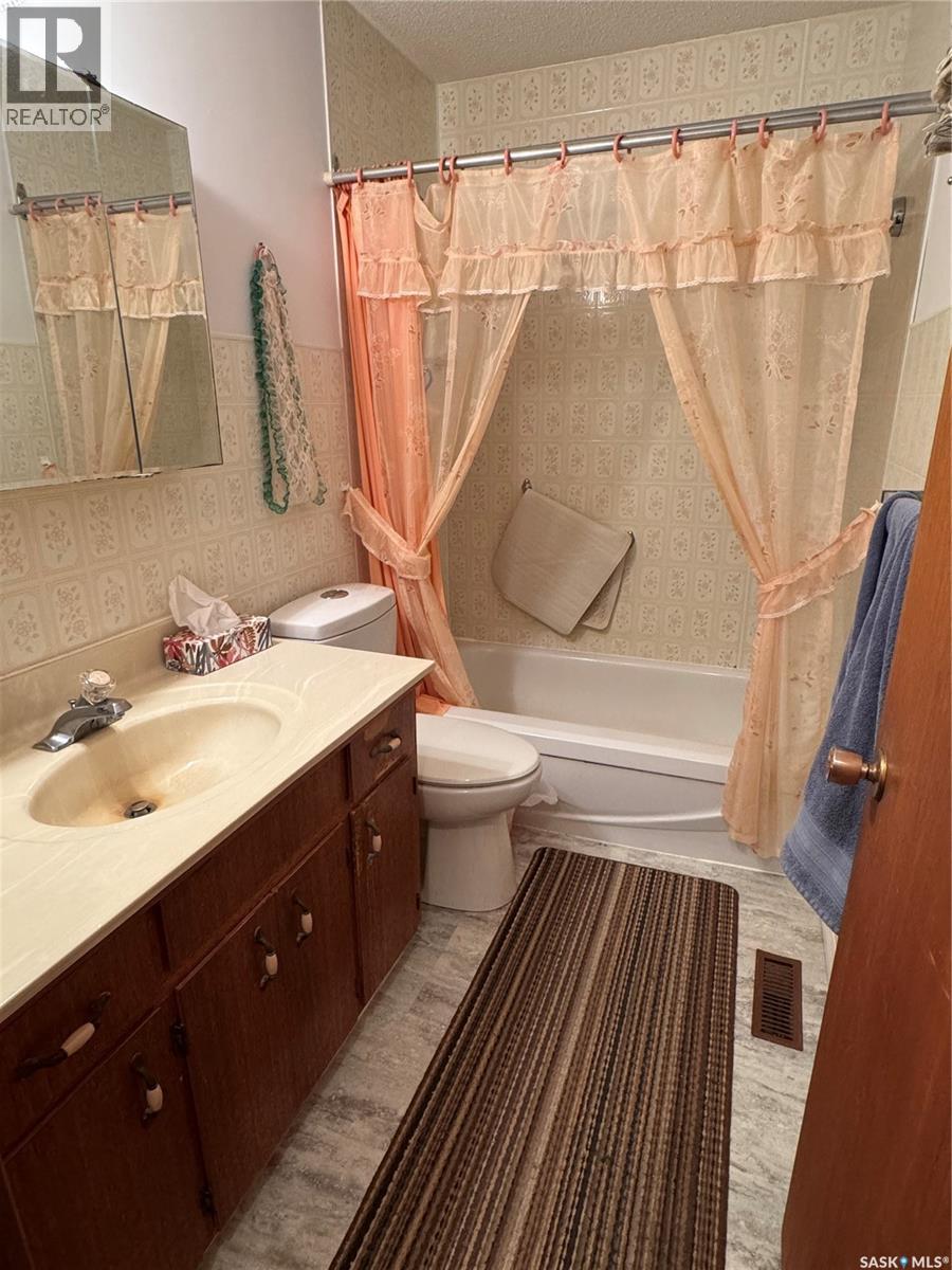 230 Harvey BAY, Weyburn — photo 21