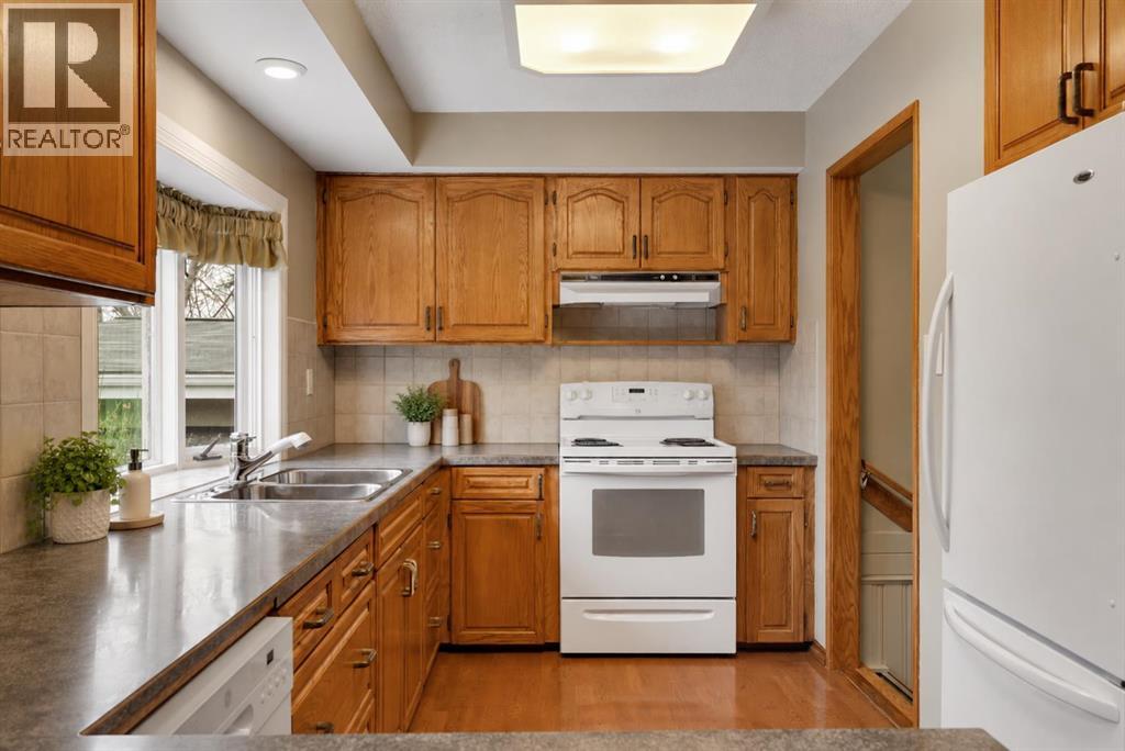 616 Hunts Crescent NW, Calgary — photo 10