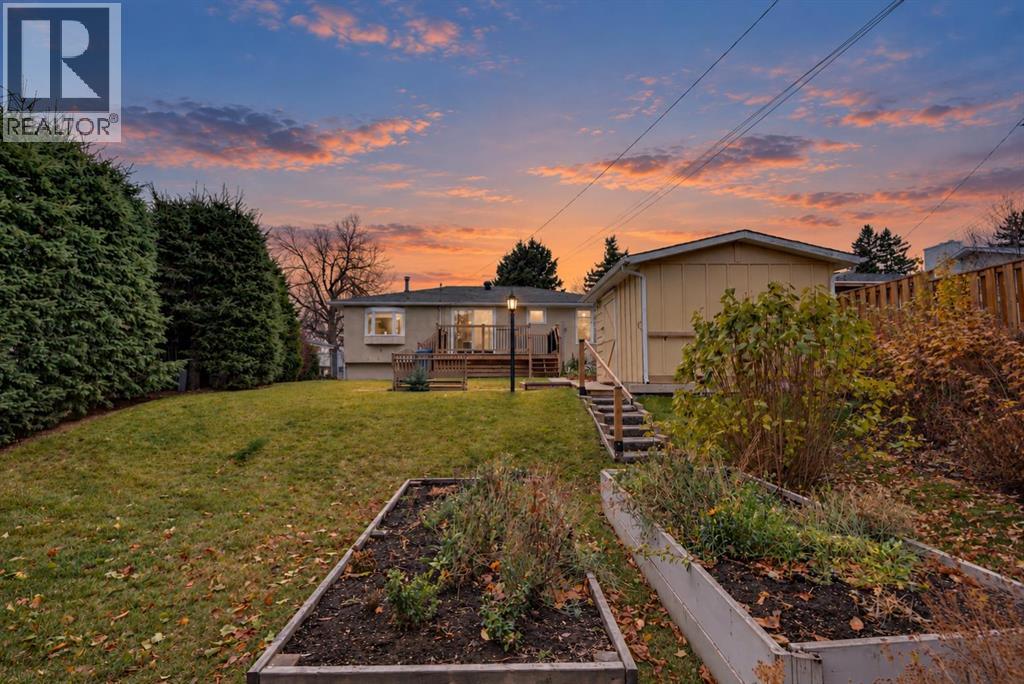 616 Hunts Crescent NW, Calgary — photo 2