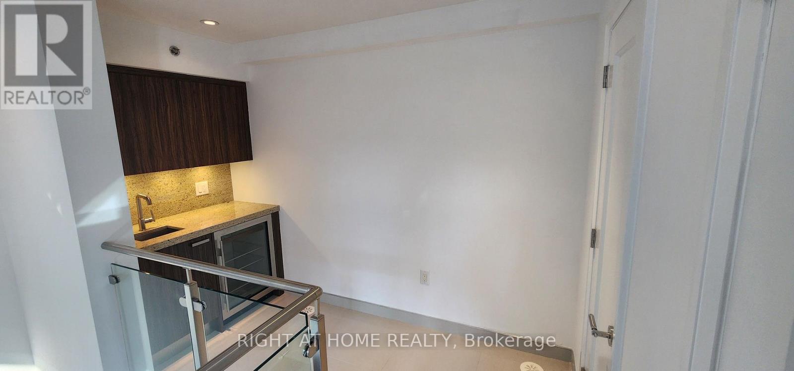 1082 BAY STREET - 24