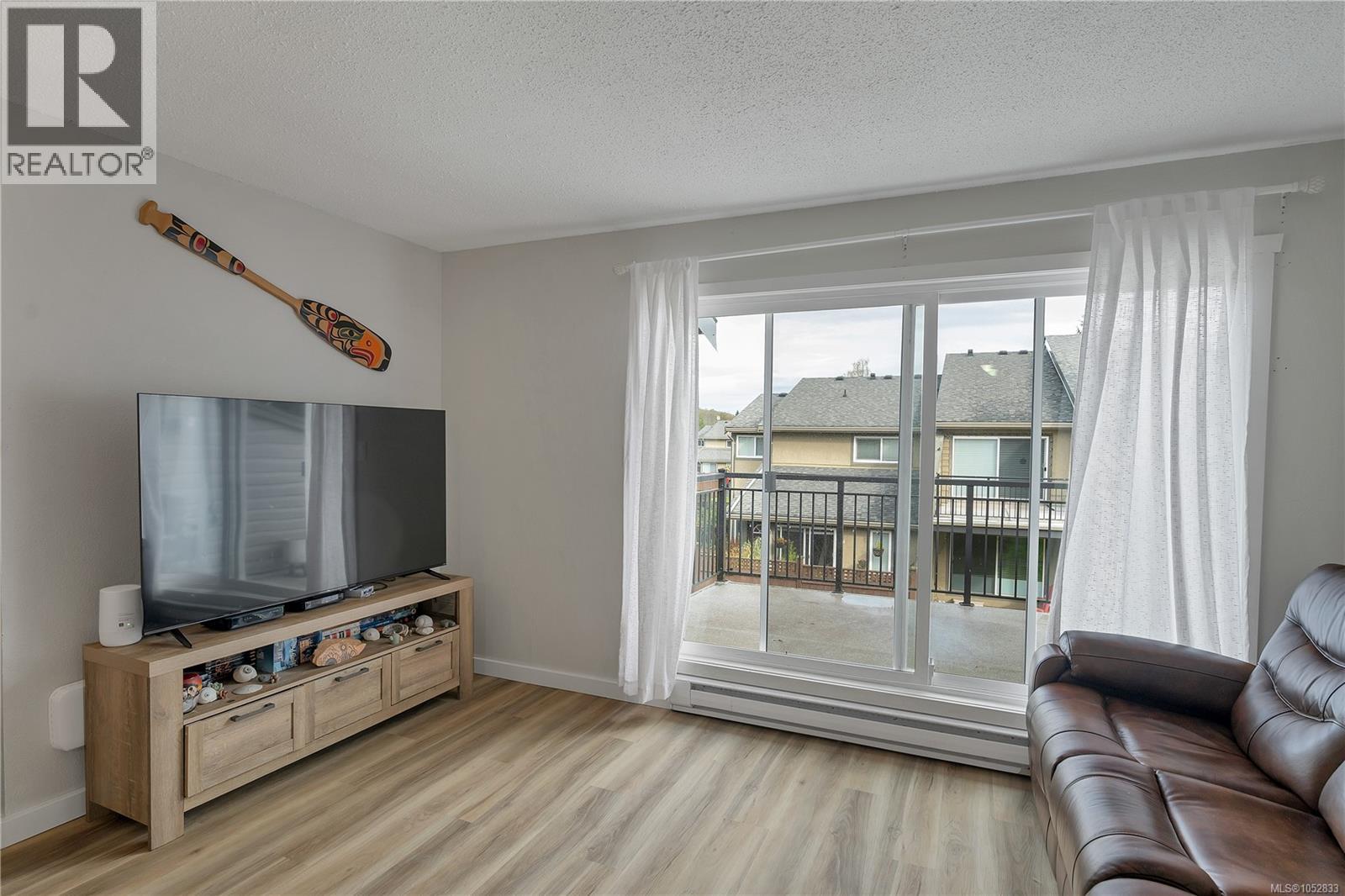 41 9130 Granville St — photo 1
