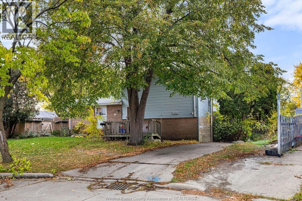 9205 ARNCLIFF, Windsor